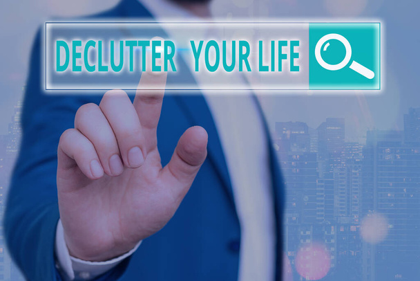 Käsiala kirjoittaa Declutter Your Life. Käsitteen merkitys Poistaa vieraita asioita tai tietoa elämässä Web-haku digitaalista tietoa futuristinen teknologia verkkoyhteys. - Valokuva, kuva