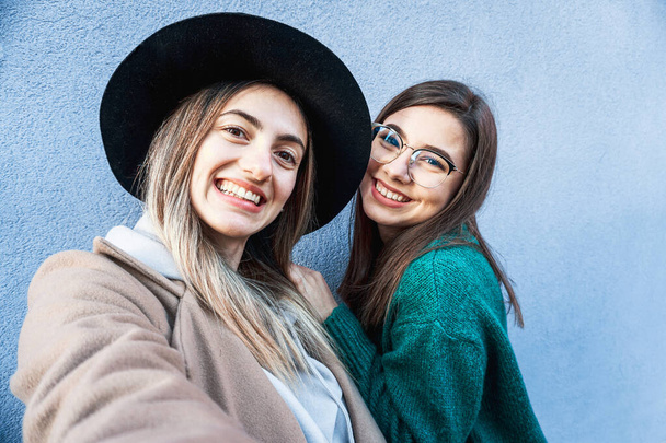 Adolescentes sorrindo para a câmera - Foto, Imagem
