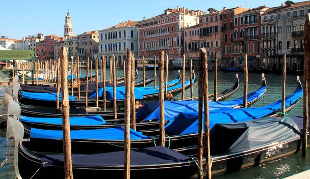 venezia italia gondole coperte sul canale - Foto, immagini