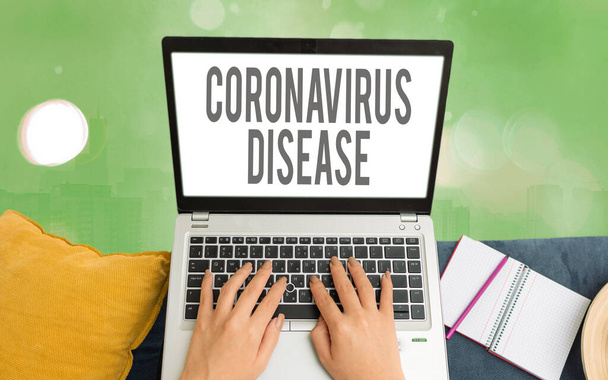 Slovo psaní textu Coronavirus nemoc. Obchodní koncept pro definované jako nemoc způsobená novým virem SARSCoV2 Moderní gadgets s bílým displejem obrazovky pod barevným bokeh pozadí. - Fotografie, Obrázek