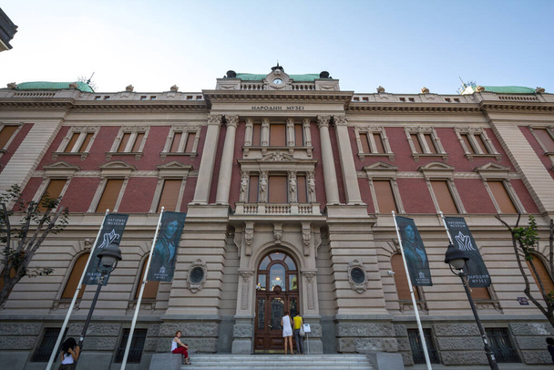 BELGRADE, SERBIA - 12 AGOSTO 2018: Facciata principale del Museo Nazionale, o Narodni Muzej, con il suo ingresso. È un importante punto di riferimento storico e il museo culturale del paese - Foto, immagini