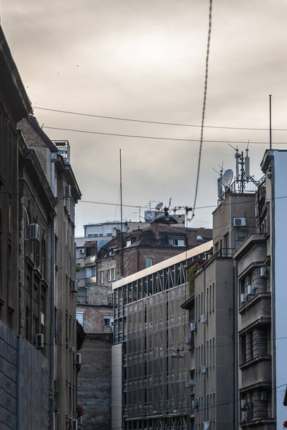 Bâtiments typiques du quartier Stari Grad de Belgrade, en Serbie, le centre historique de la ville, au crépuscule sur Marsala Birjuzova. Beograd est la capitale serbe, et Stari Grad est l'endroit le plus central - Photo, image