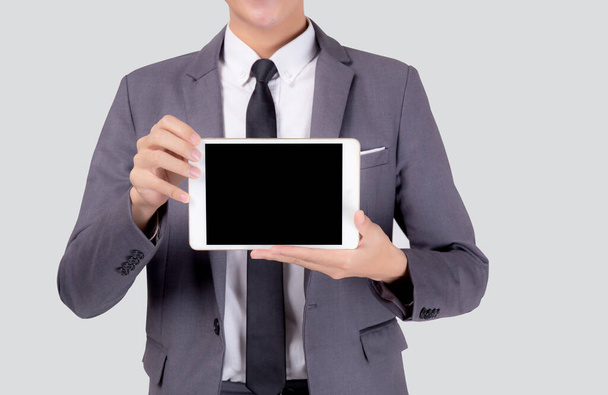 Porträt junger asiatischer Geschäftsmann zeigt und präsentiert Tablet-Computer mit Leerzeichen und Erfolg isoliert auf weißem Hintergrund, Geschäftsmann steht und hält Touchpad digital, Kommunikationskonzept. - Foto, Bild