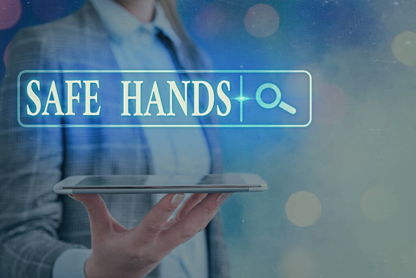 Az sms-ben az áll, hogy "Biztonságos kéz". Fogalmi fotó Biztosítása a sterilitás és tisztaság a kezek fertőtlenítés Web keresés digitális információ futurisztikus technológia hálózati kapcsolat. - Fotó, kép
