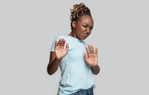 Mujer afroamericana asqueada expresando actitud negativa - Foto, imagen