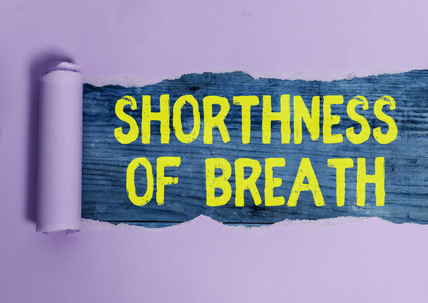 Schreiben Notiz zeigt Shorthness Of Breath. Business-Foto zeigt intensive Verengung der Atemwege, die Atembeschwerden verursacht Rollte zerrissene Pappe über einen klassischen Holztisch. - Foto, Bild