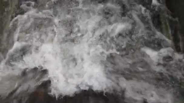 Agua espumosa fluye fondo - Metraje, vídeo