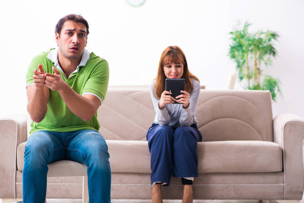 Jeune couple dans gadget concept de dépendance
 - Photo, image