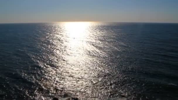 Zachód słońca nad morzem, odbicie światła nad wodą - Materiał filmowy, wideo