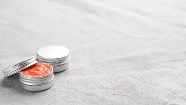 Dois jarros de produto cosmético natural em tecido de linho - Foto, Imagem