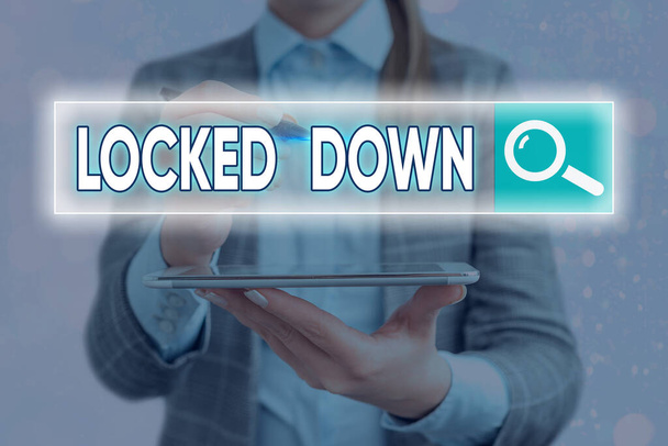 El yazısı yazısıyla "Locked Down". Konsept, kısıtlı alandan engellenen acil durum önlemi demek. Web arama dijital bilgi fütüristik teknoloji ağı bağlantısı. - Fotoğraf, Görsel