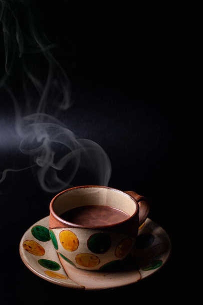 Gorące kakao w vintage ceramiczne kubek na czarnym tle - Zdjęcie, obraz