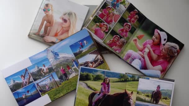 Felülre. egy fotókönyv egy családi fotózásról. gyönyörű és kényelmes tárolás fotók. - Felvétel, videó
