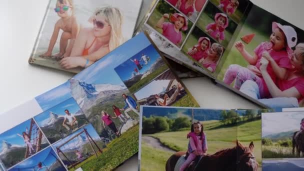 οικογενειακό φωτογραφικό βιβλίο στο τραπέζι στο σπίτι - Πλάνα, βίντεο