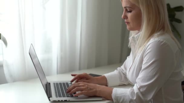 woman has video chat with colleagues from home - Footage, Video