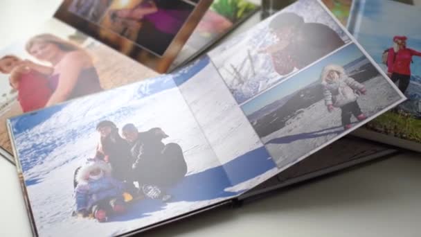 οικογενειακό φωτογραφικό βιβλίο στο τραπέζι στο σπίτι - Πλάνα, βίντεο