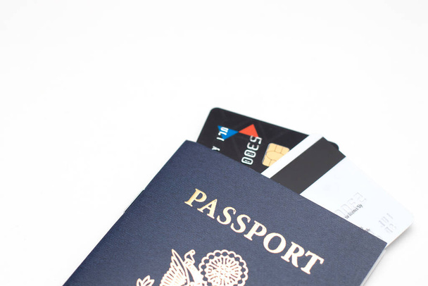 USA cestovní pas a plastové kreditní karty v cestovním pase. - Fotografie, Obrázek