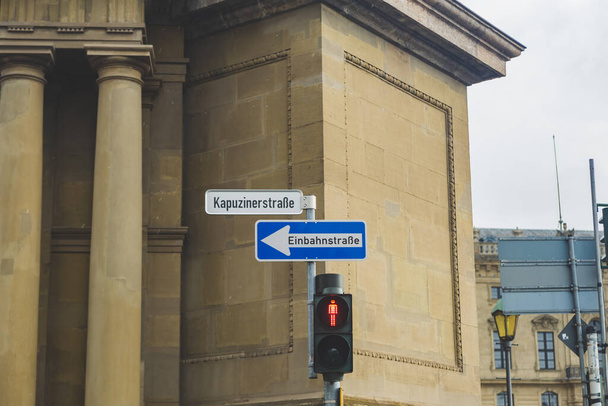 Kapuzinerstrasse Capuchin Street) вуличний знак у Вюрцбурзі, Баварія, Німеччина. Вуличний знак - знак, який використовується для ідентифікації названих доріг; einbahnstrasse (eng. дорога в один бік.) - Фото, зображення