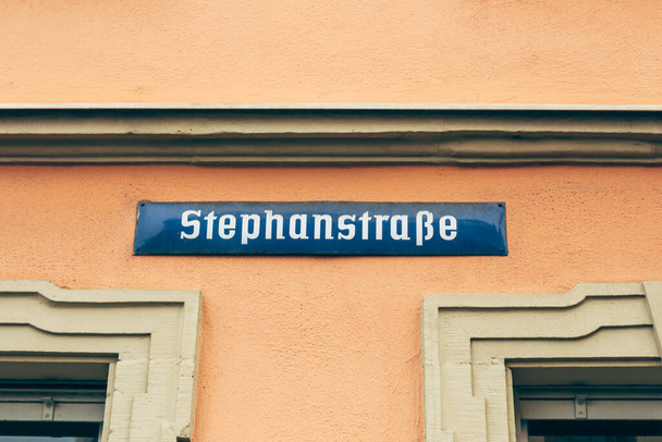 Stephanstrasse (eng. Stephan utca) utcanév tábla Wurzburgban, Bajorországban, Németországban. Az utcanév jel a megnevezett utak azonosítására használt jel. - Fotó, kép