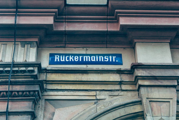 Ruckermainstrasse (eng. Ruckermain street) utcanév tábla Wurzburgban, Bajorországban, Németországban. Az utcanév jel a megnevezett utak azonosítására használt jel. - Fotó, kép