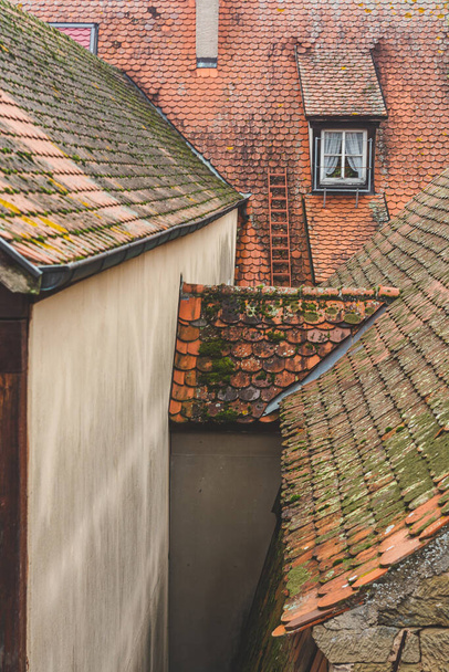 I tetti di tegole rosse delle case nel centro storico di Rothenburg ob der Tauber. Una città nel distretto di Ansbach di Mittelfranken (Franconia Centrale), nella regione della Franconia in Baviera, Germania - Foto, immagini