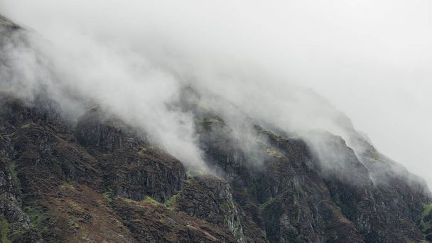Вражаючі драматичні пейзажі Озеро Озерного краєвиду товстої низької хмари, що звисає над Іллґілл - Хед у долині Уасдейл. - Фото, зображення