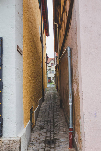 Úzký průchod mezi dvěma domy ve starém městě Rothenburg ob der Tauber. Město je známou destinací pro turisty z celého světa - Fotografie, Obrázek