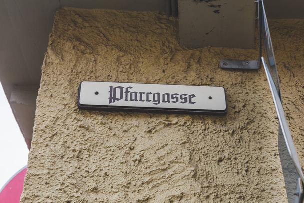 Pfarrgasse (mikrop. Almanya 'nın Rothenburg ob der Tauber şehrinde sokak ismi levhası. Sokak ismi tabelası, adı geçen yolları tanımlamak için kullanılan bir işarettir. - Fotoğraf, Görsel