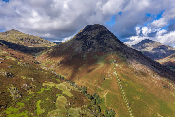 Atemberaubender Höhepunkt von der fliegenden Drohne über der Landschaft des Lake District im Spätsommer, im Wast Water Valley mit Bergblick - Foto, Bild