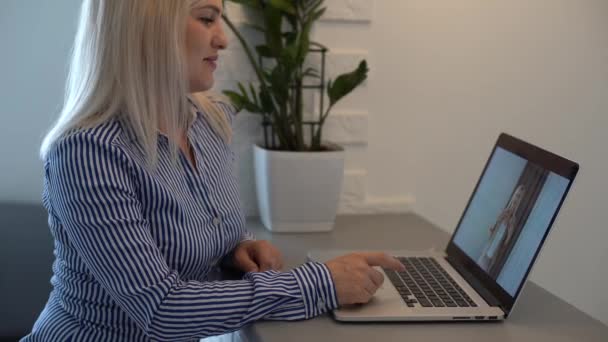 woman has video chat with colleagues from home - Footage, Video