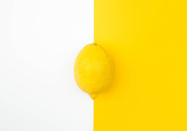 Вид зверху на лимон на кольоровому фоні. концепції ідеї фруктів, овочів. здоровий спосіб життя
 - Фото, зображення