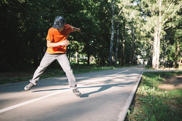 Um rapaz fixe a dançar na estrada, no parque, no Verão. Cartaz da escola Breakdancing - Foto, Imagem