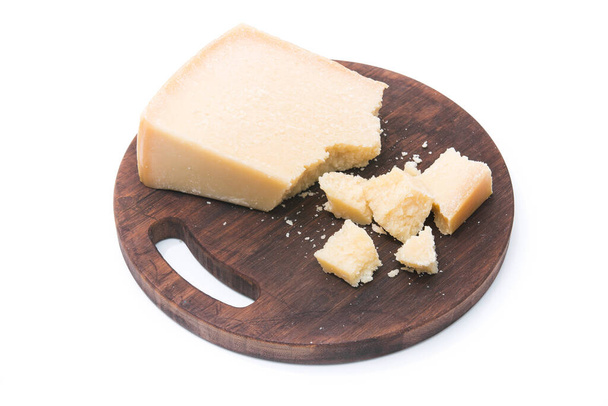 Parmezán kousky sýra na dřevěné řezné desce izolované na bílém pozadí - Fotografie, Obrázek