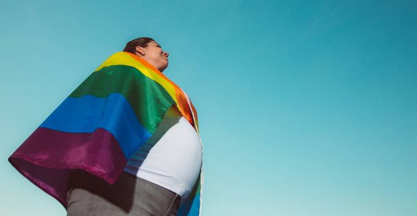 Mujer lesbiana embarazada con orgullo gay, bandera del arco iris, fondos LGBTQ con espacio extra para copias, embarazo concepto LGBTQ - Foto, Imagen