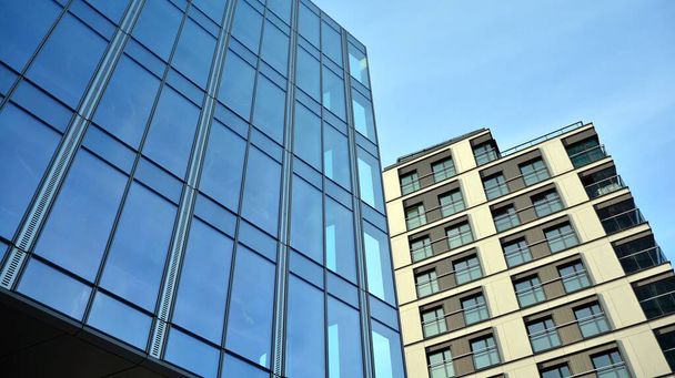 Mavi gökyüzünün altındaki tonlu cam ve çelik yapılardan yapılmış mavi perde duvarı. Bir binanın parçası.. - Fotoğraf, Görsel
