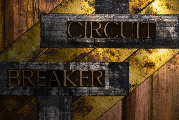 Текстовое сообщение Circuit Breaker аутентично на текстурированном гранжевом медном и винтажном золотом фоне - Фото, изображение