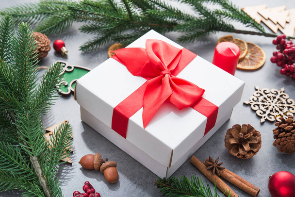 Concepto de Año Nuevo con árbol de Navidad y juguetes de madera, caja de regalo roja sobre un fondo de piedra. - Foto, Imagen