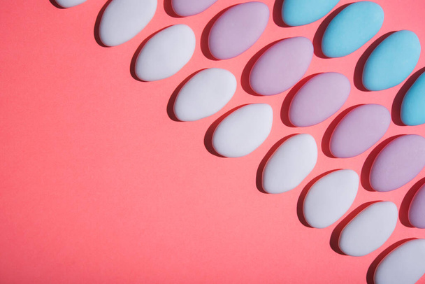 Μπλε, άσπρες και ροζ πέτρες spa σε φόντο. Αφηρημένο μοτίβο σε ένα ελάχιστο σχέδιο. Χρώμα παστέλ. Επίπεδο Lay. Άνω όψη. - Φωτογραφία, εικόνα