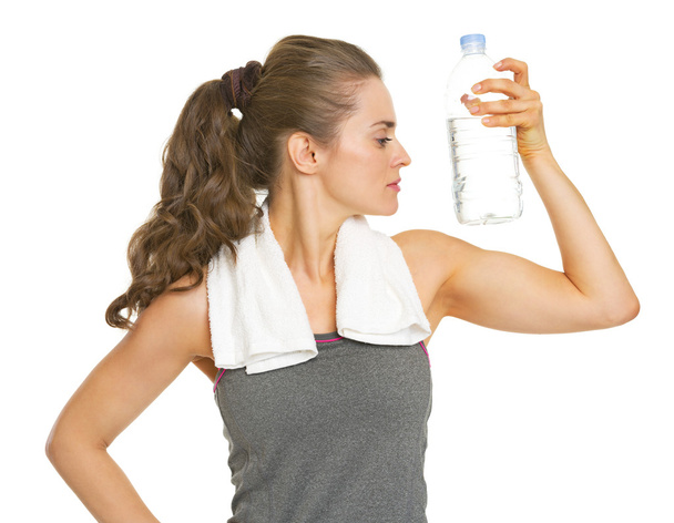 Fitness nuori nainen pullo vettä osoittaa hauis
 - Valokuva, kuva