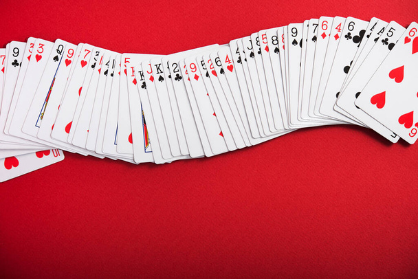 Korttipakka pelaamiseen pokeria punaisella pöydällä kasinolla - Valokuva, kuva