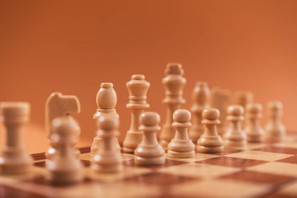 Pièces d'échecs en bois sur fond marron.  - Photo, image