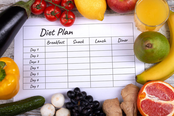 Diet plan sheet with fruit and vegetables. - Photo, Image