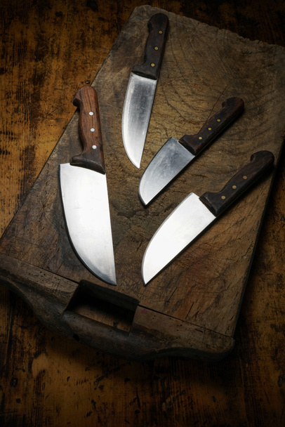 Mortara 09 / 10 / 2019 : couteaux de cuisine de différentes tailles sur planche à découper en bois - Photo, image