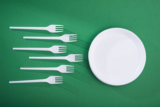 Concept créatif de réduction de l'utilisation de vaisselle en plastique sur un fond de couleur pastel. Pose plate. vue de dessus - Photo, image