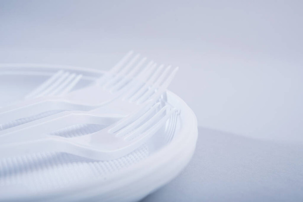 Tvůrčí koncept snížení používání plastového stolního nádobí na pastelovém pozadí. - Fotografie, Obrázek