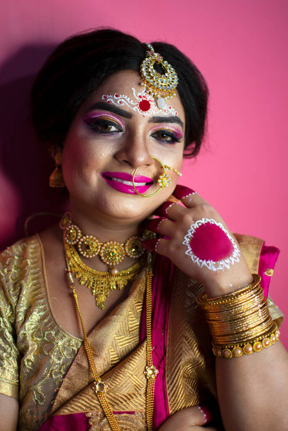 Porträt einer schönen Frau mit hellem Brautschmink und Schmuck - Foto, Bild
