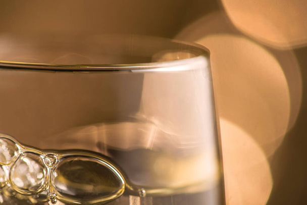 Detailní záběr sklenice šampaňského na pozadí bokeh světla. Šťastná oslava nového roku. - Fotografie, Obrázek
