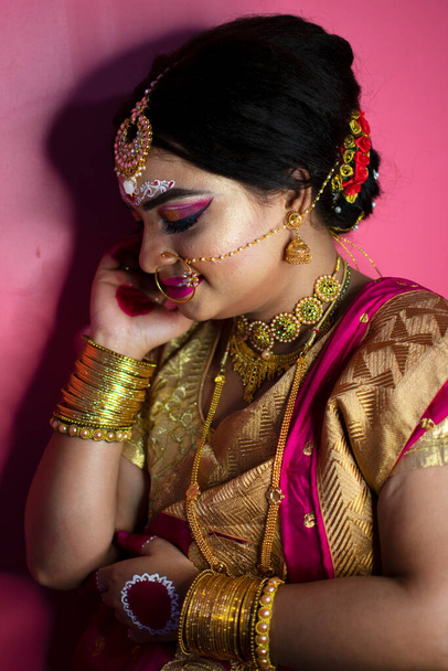 πορτρέτο της όμορφης γυναίκας με λαμπερό νυφικό μακιγιάζ και κοσμήματα - Φωτογραφία, εικόνα