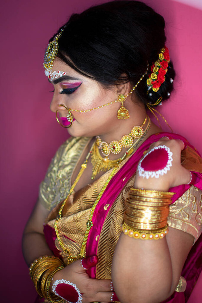 retrato nupcial de senhora indiana vestindo saree tradicional e jóias de ouro - Foto, Imagem