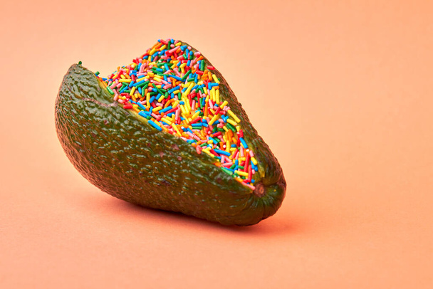 Avokado şeker fıskiyeleriyle doluyor.. - Fotoğraf, Görsel